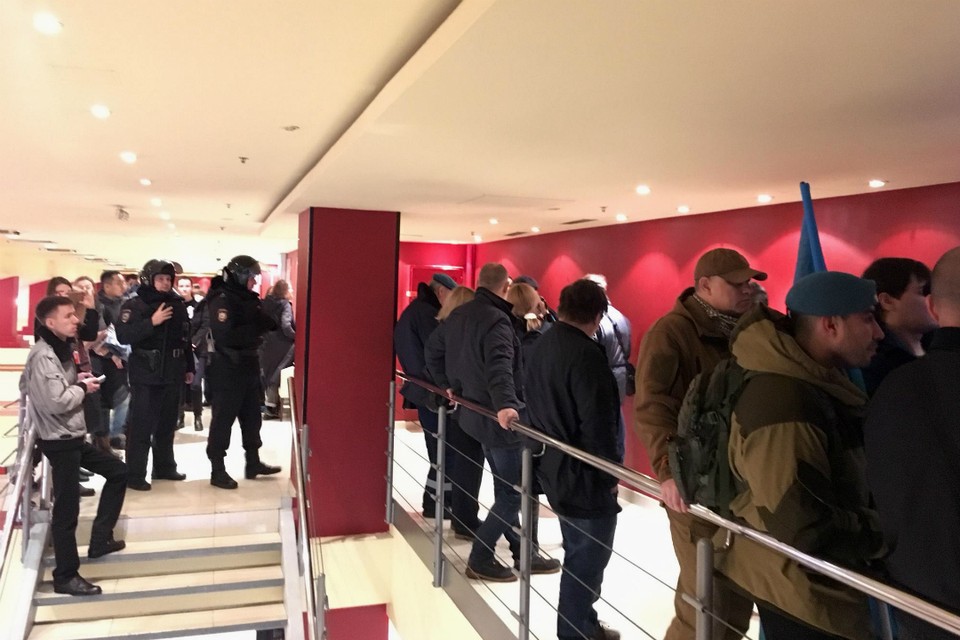 Показать ленту решили прямо на Новом Арбате, а потому понять возмущение ополченцев, пришедших в воскресенье к киноцентру «Октябрь», было можно.