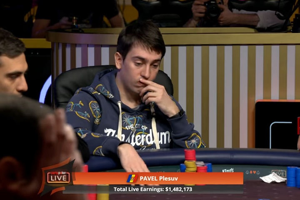 mamku-proigrivayut-v-poker-parni-snimayut-devushek-za-dengi