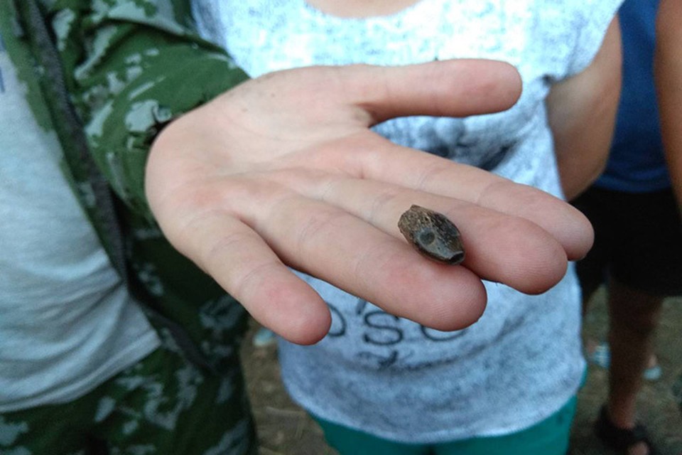 Костяному ужу отломили голову специально. Возможно, древний человек таким образом "наказал" амулет за бездействие. Фото: Максим ЧЕРНЯВСКИЙ.