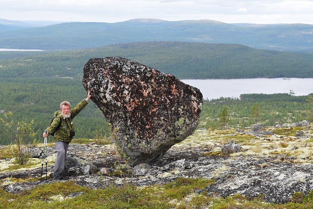 Есть мнение, что этот камень, на остром конце стоящий, служит маяком для НЛО.