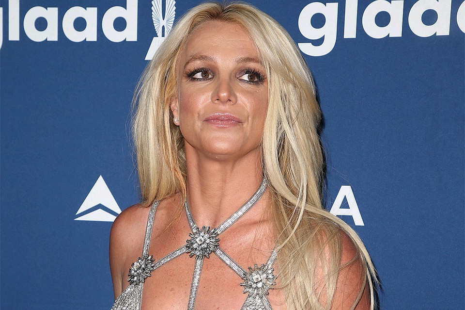 Бритни Спирс в мини-бикини показала чудеса гибкости и cела на шпагат