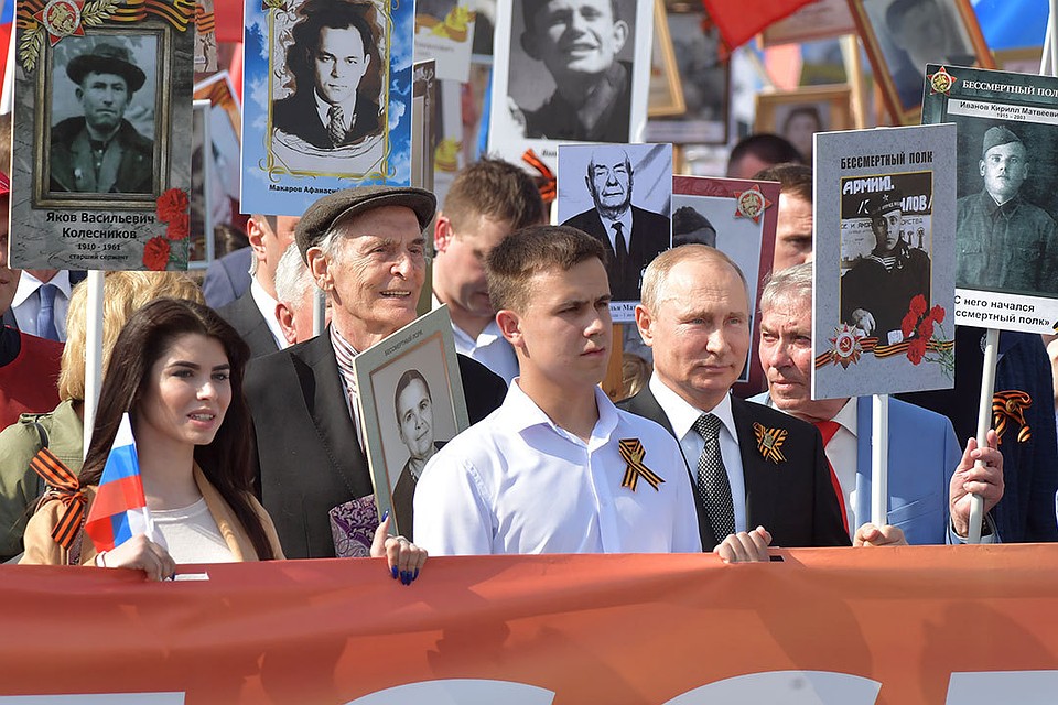 Владимир Путин прошел в колонне Бессмертного полка