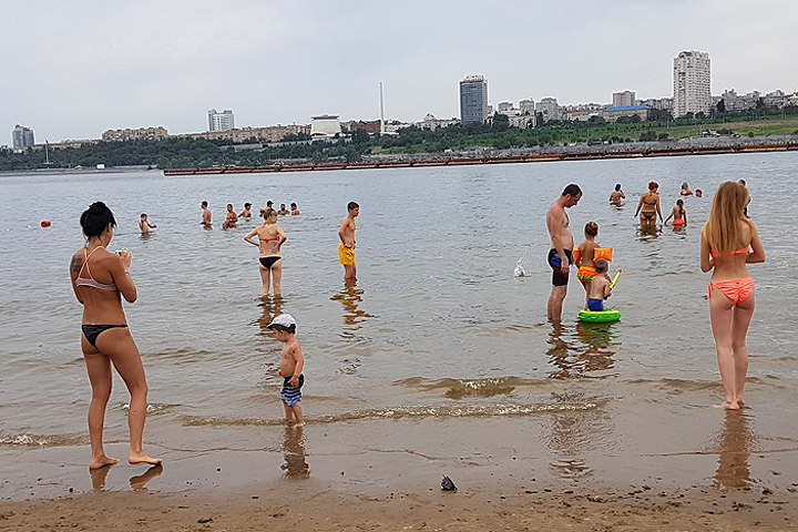 За Волгой и песок, и вода чище, чем в городе.