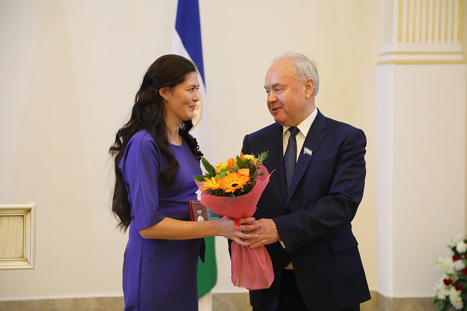 награждение матерей. награждение матерей. награждение матерей. вручение наград. награждение для мамы.