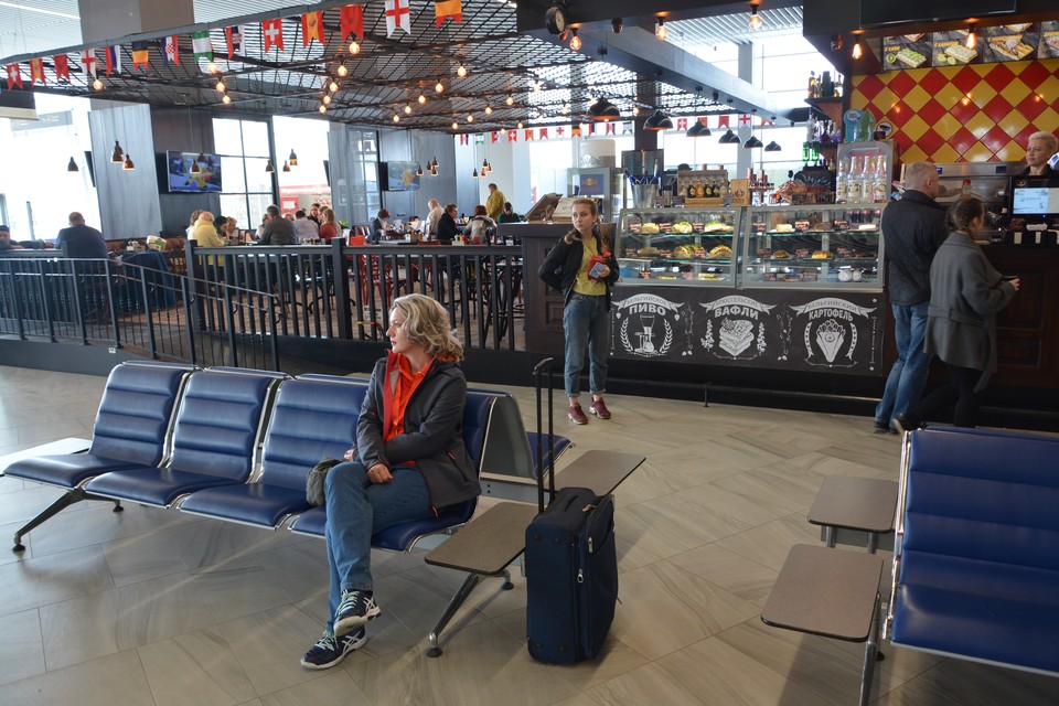 Аэропорт храброво калининград. Аэропорт храброво магазины. Храброво магазины в аэропорту. Храброво зал ожидания. Храброво магазины в аэропорту.