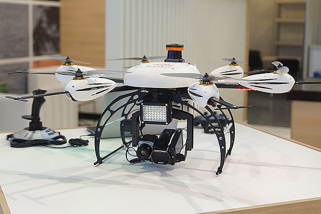 Uj 22 airborne беспилотник. атака дронов на севастополь. дрон самолетного типа. дрон с350. защита от беспилотников и дронов сетка.