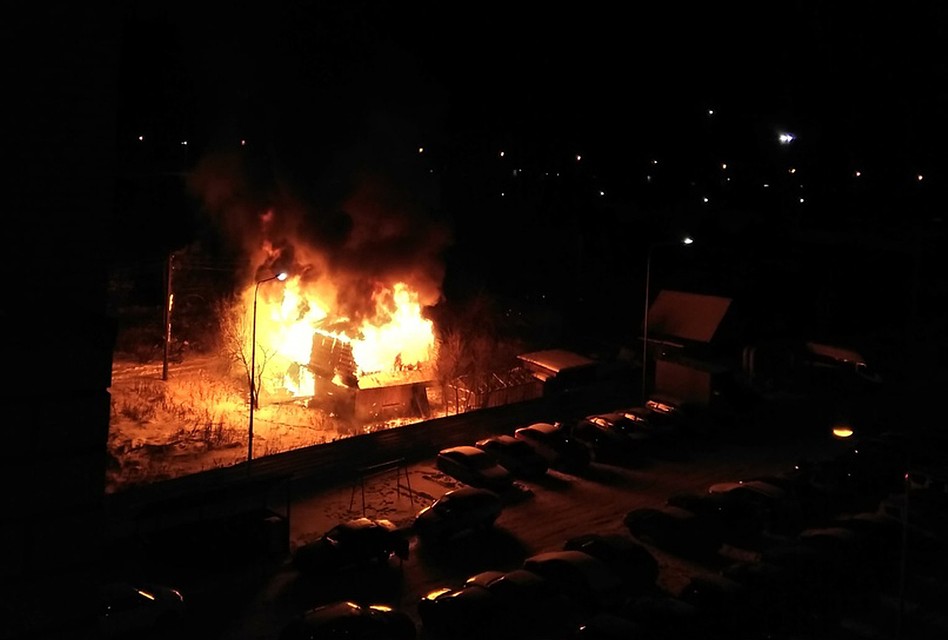 Что горело в ижевске сегодня ночью. Пожар в ижевске на лакокрасочном заводе. Горит завод. Пожар в ижевске сейчас ленинский район. Пожар в ижевске сейчас в первомайском районе.