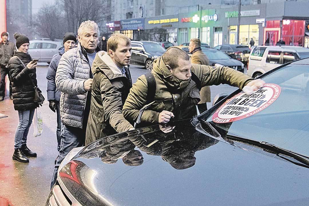 Наклейки у активистов уже не те - легко срываются. Да и ряды стопхамовцев значительно поредели.