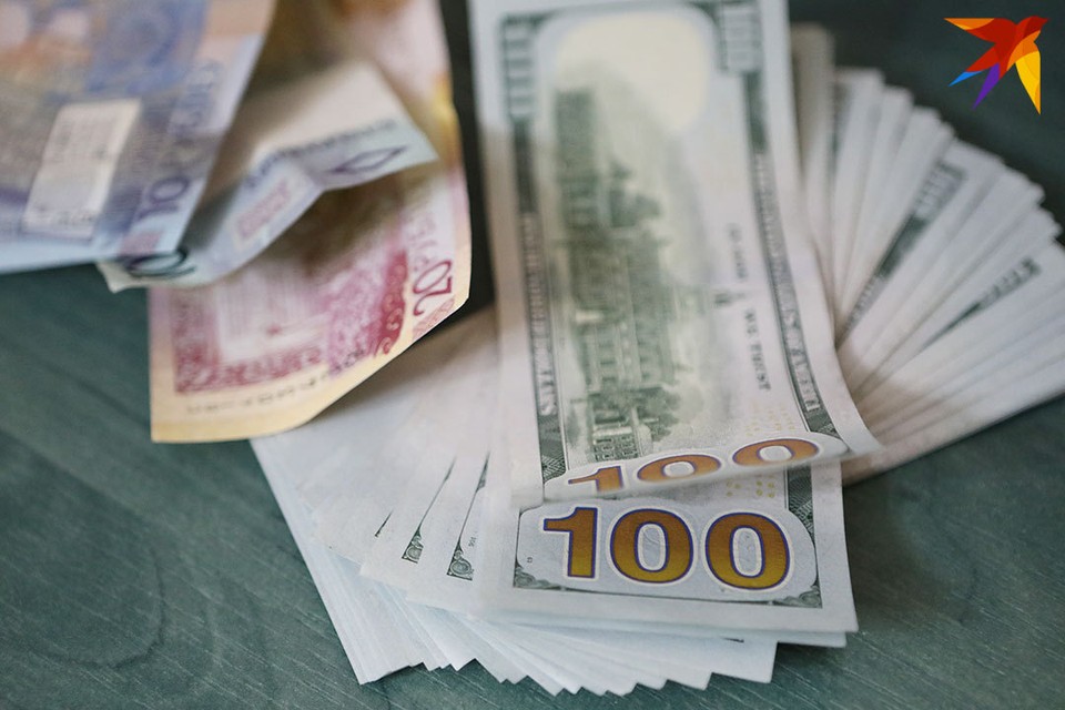 Курс доллара и евро сейчас волнует белорусов не меньше, чем коронавирус.