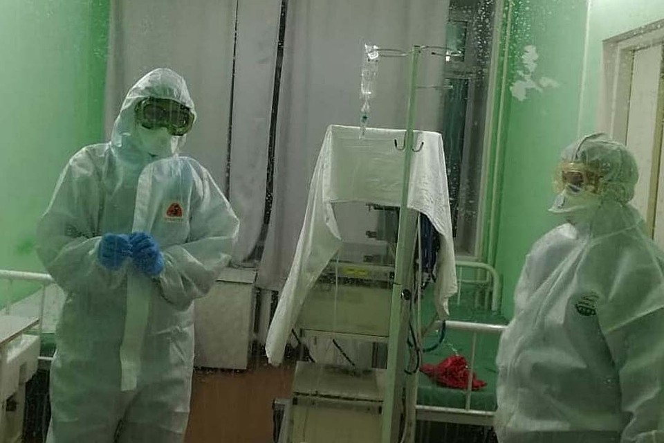 Врачи работают посменно, чаще меняются реаниматологи, потому что им приходится находиться в боксе по шесть часов (фото: минздрав АК)