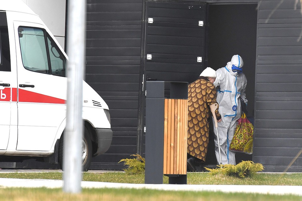 Прием пациента с подозрением на коронавирус в больнице в Коммунарке.