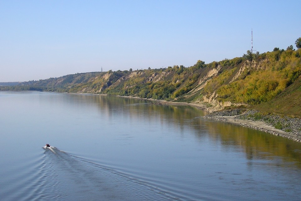 Девушка купалась под присмотром взрослых.