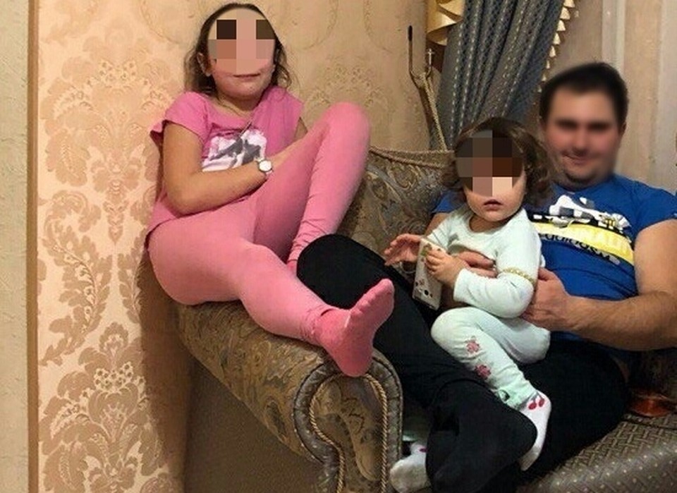 На фото с папой и младшей сестренкой Катя (на фото крайняя слева) выглядит совершенно счастливой.