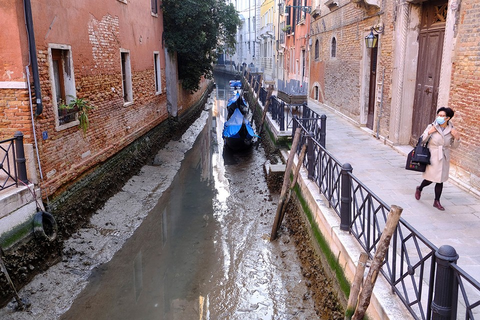 En Venecia, los canales de la ciudad se han secado.