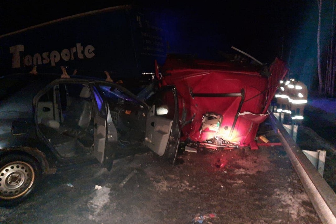 В Приозерском районе столкнулись два грузовика и легковушка. Фото: УПРДОР "Северо-Запад".