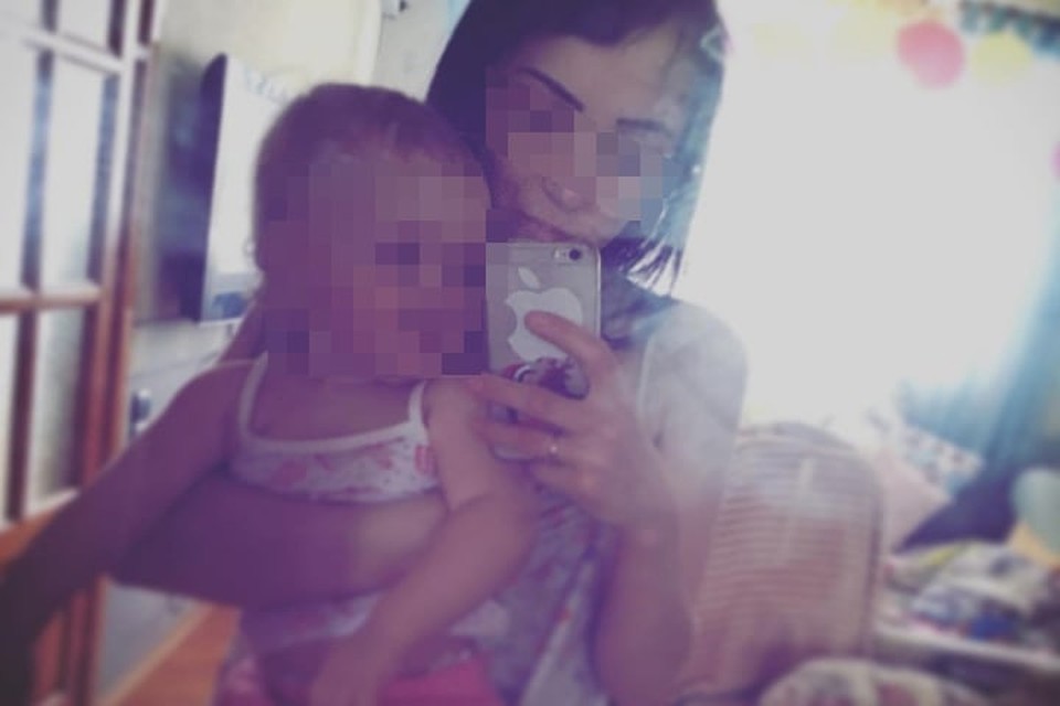 23-летняя Анна качала тело своей мертвой дочери, будто она все еще жива