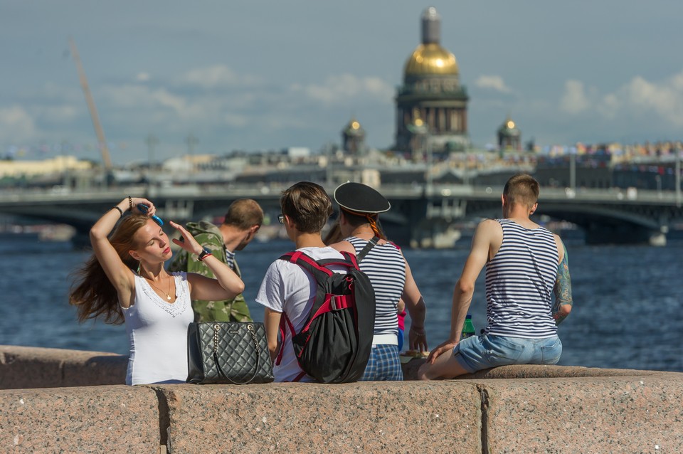 Тур в питер из набережных. Люди на набережной петербурга. человек на набережной спб. фото набережной питера с людьми. набережные и пляжи санкт-петербурга.