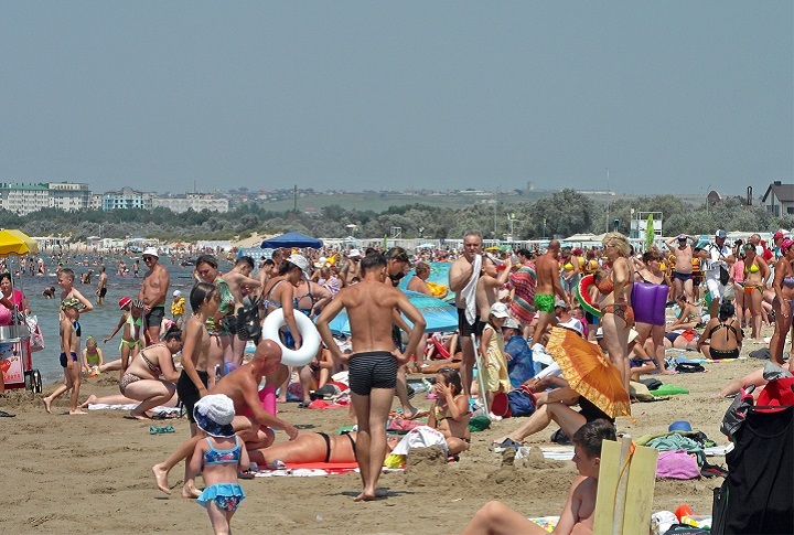 Народу на пляжах, несмотря на прогнозы туроператоров, меньше не становится