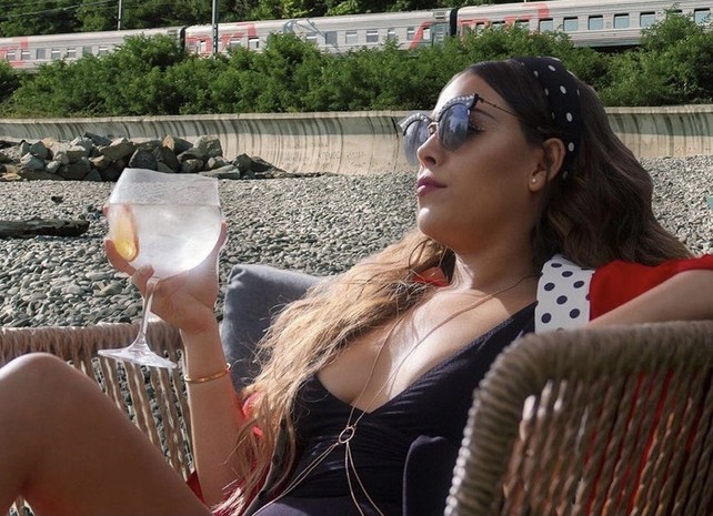 Лу из "Элиты" загорает на пляже под Новороссийском