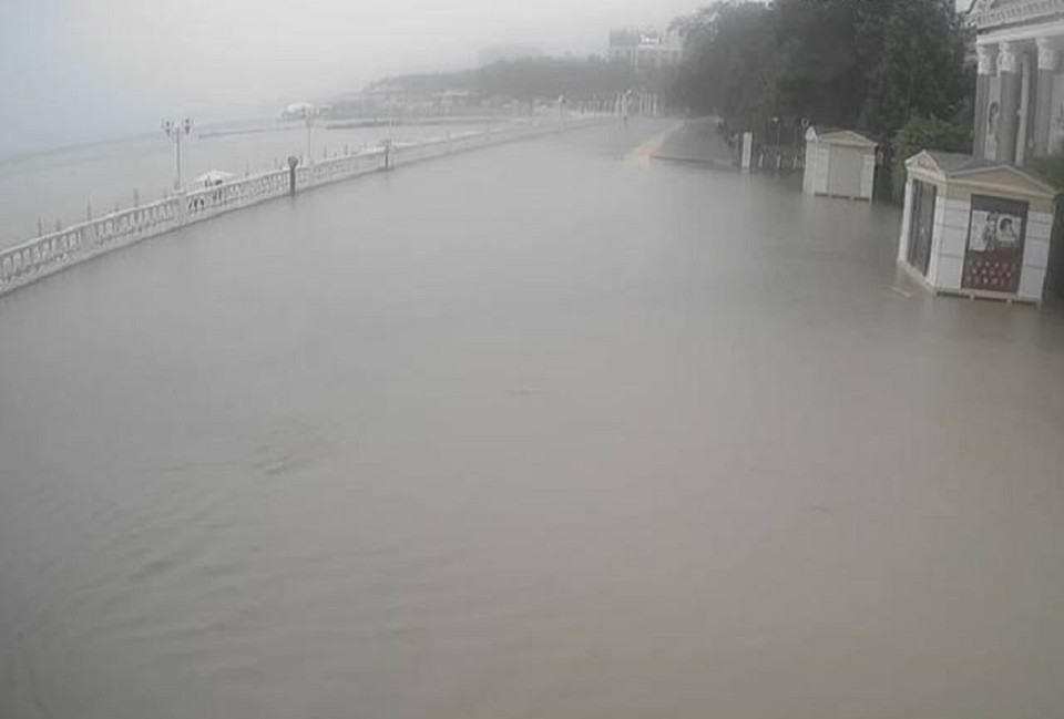 Улицы курортов - в воде. Фото: веб-камеры
