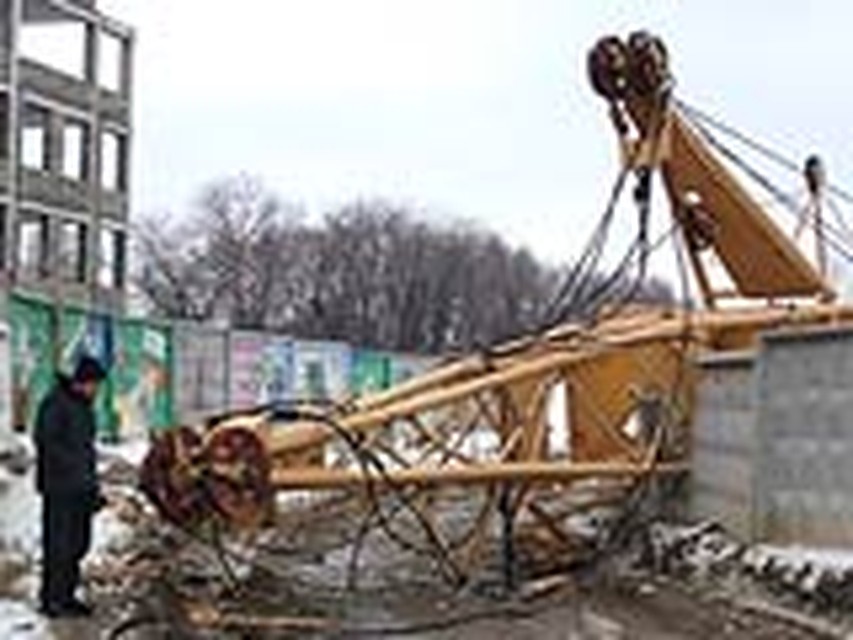 Кран упал в красноярске крановщик погиб. Крушение крана на стройплощадке. Башенный кран бксм. Гигантские медведи подняли краном. Крановщица.