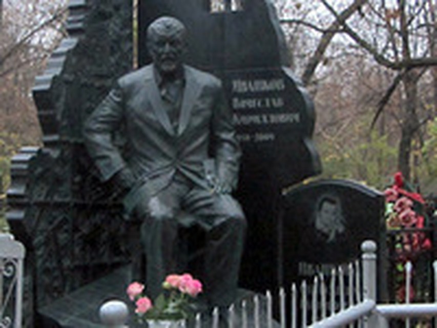 Могила и надгробие япончика памятник с сердцем Салехард