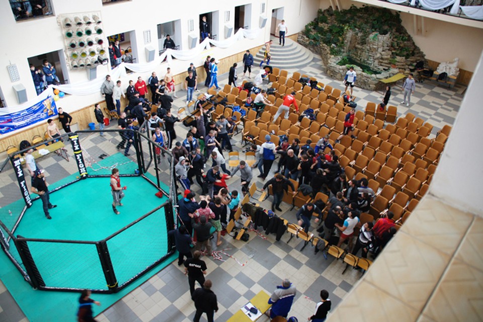 Схватка в Молодежном Центре в самом разгаре