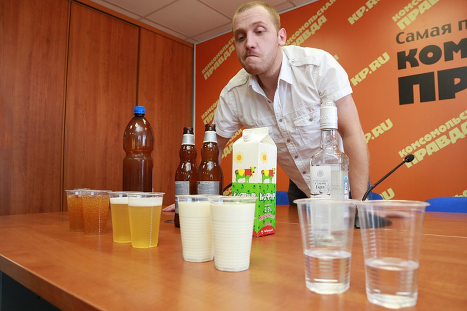 Дмб может бахнем. В харатсе пьем красноярск. По стопочке выпьем. Алкоголь плакат прикол. Открытки с алкоголем.