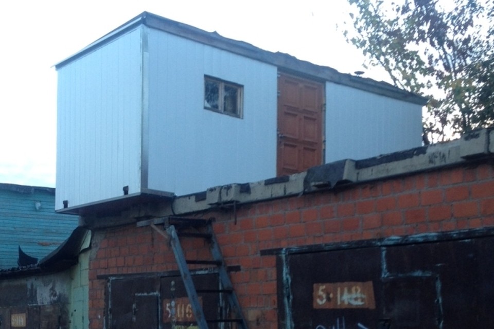 В гаражном кооперативе на проспекте Вернадского многие автолюбители обустраивают вторые этажи в жилые комнаты.