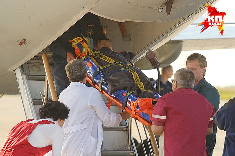 Транспортировка тела самолетом. Погрузка чемоданов в самолет. Самолет перевозящий груз 200. Крепление грузов в самолете. Транспортировка тела самолетом.