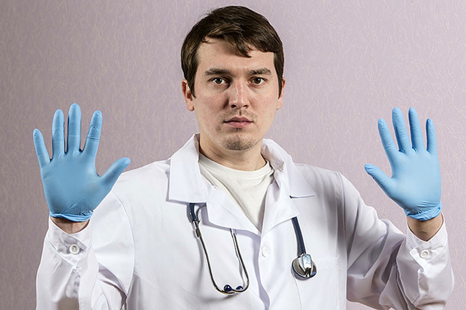 На самом деле, врачи находятся в сложной ситуации - по закону они обязаны исполнять свой долг и оказывать помощь пациенту при любых обстоятельствах