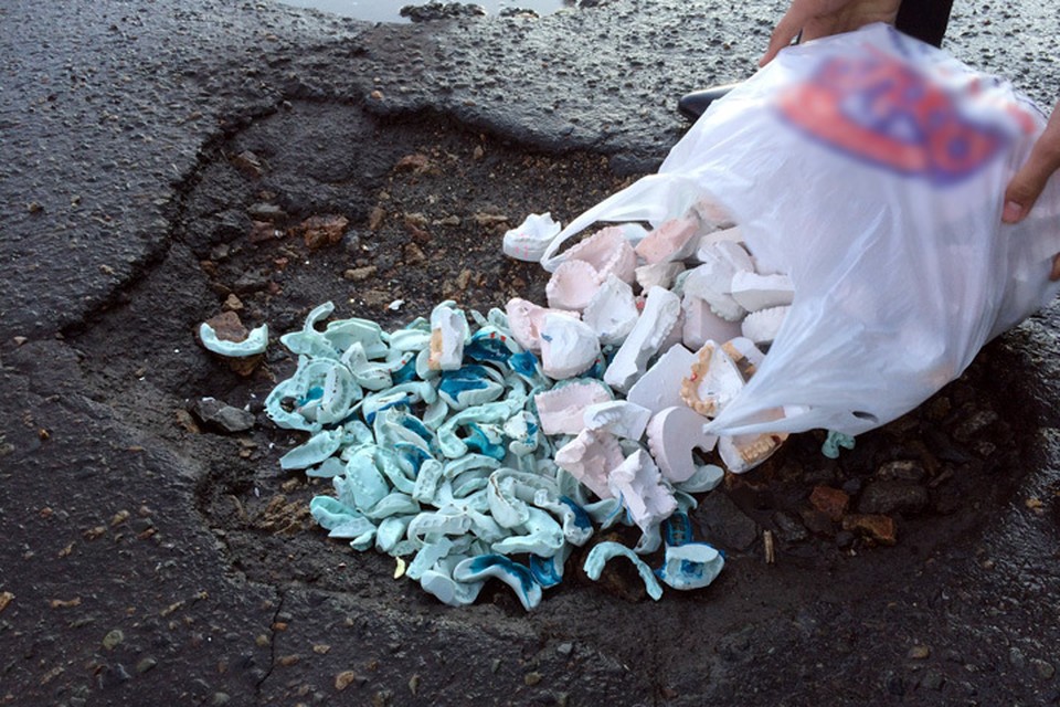 Ранее ямы на дорогах Барнаула закладывали кирпичом и щебнем