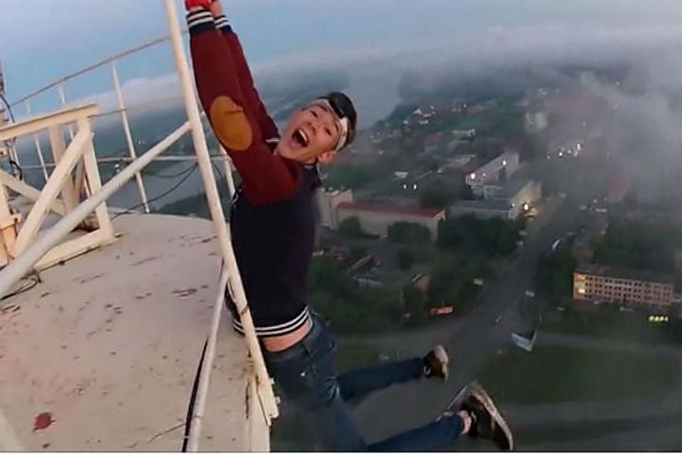 Руфинг на эйфелевой башне. Как забраться на телебашню. Маркус в телебашне. Шанхайская башня вадим махоров. Ален робер мгу.