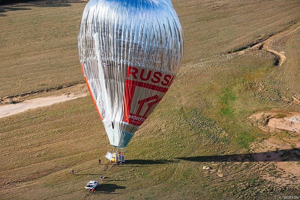 Полет на воздушном шаре фотосессия. Романтический полет на воздушном шаре. Путешествие на воздушном шаре. Путешествие к воздушному шару. Воздушные шары в горах.