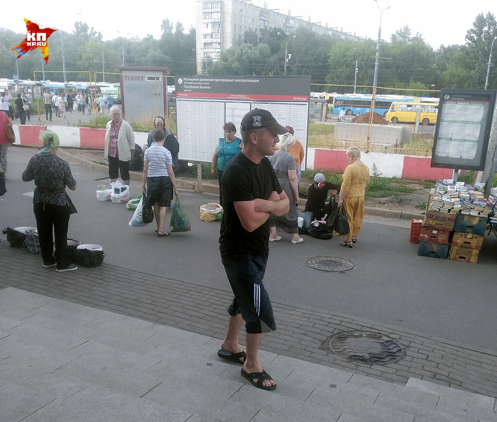 Импозантный молодой мужчина в какой-то вытянутой майке и резиновых тапочках на босых пыльных ногах постоянно приглядывает за торгующими бабушками