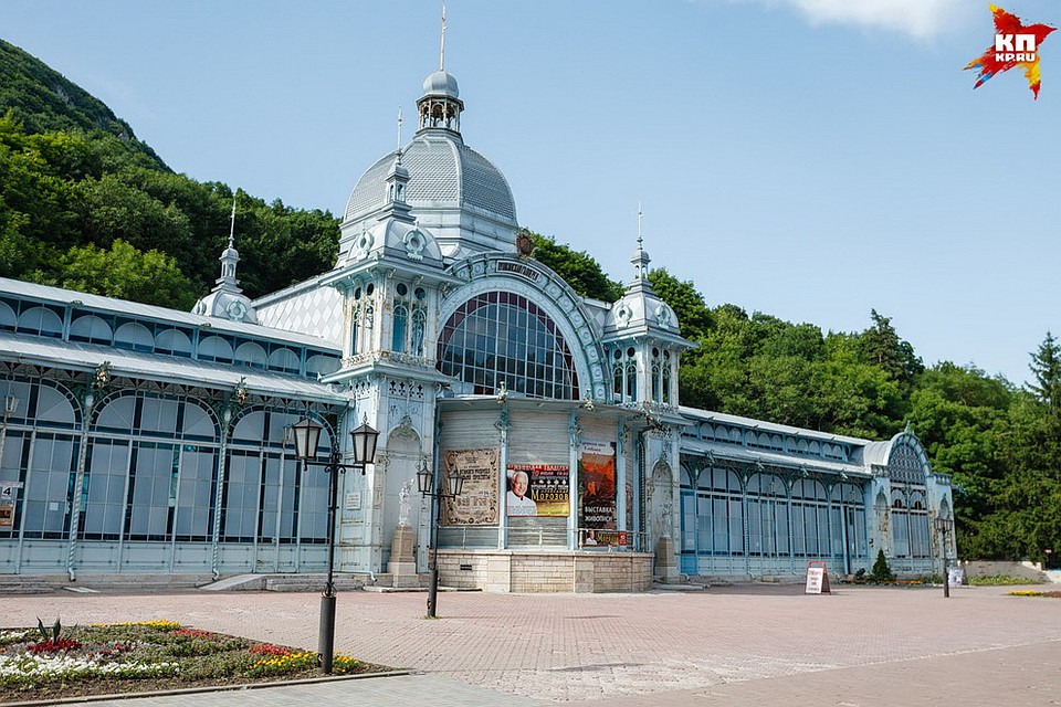 железноводск голубое здание. железноводск на машине. курортный парк железноводск. башня сердце железноводска, железноводск. куда можно съездить в железноводске.