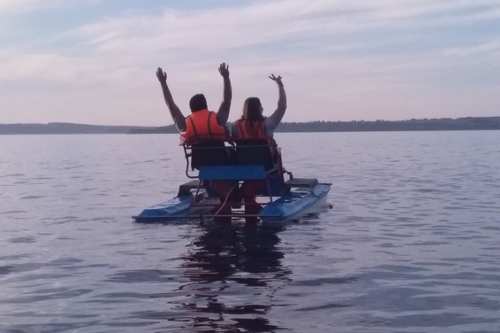 По Камскому морю можно прокатиться на велосипеде - на водном. Фото: соцсети.