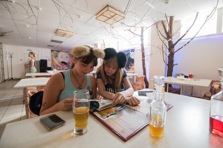 Удивительно, но придя компанией, девчонки разобрали по манге и давай читать!