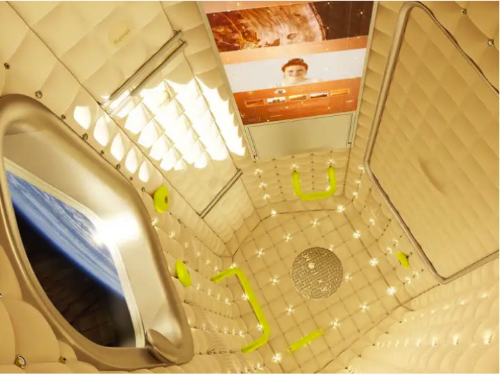 В номере кроватей нет. Да и не нужны они - лечь всё равно не получится. Невесомость.