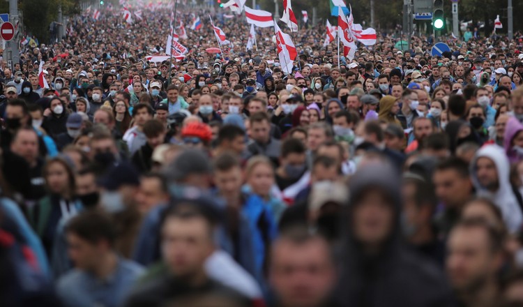 Оставшиеся демонстранты сбивались в кучу, привычно ругая власть.