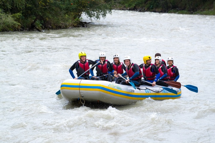 В курортном поселке Архыз любители активного отдыха могут попробовать рафтинг. Фото: Мурат Хутов