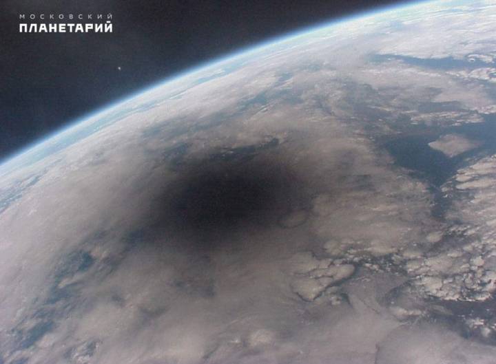 Тень от Луны на Земле во время солнечного затмения: снимок из космоса.