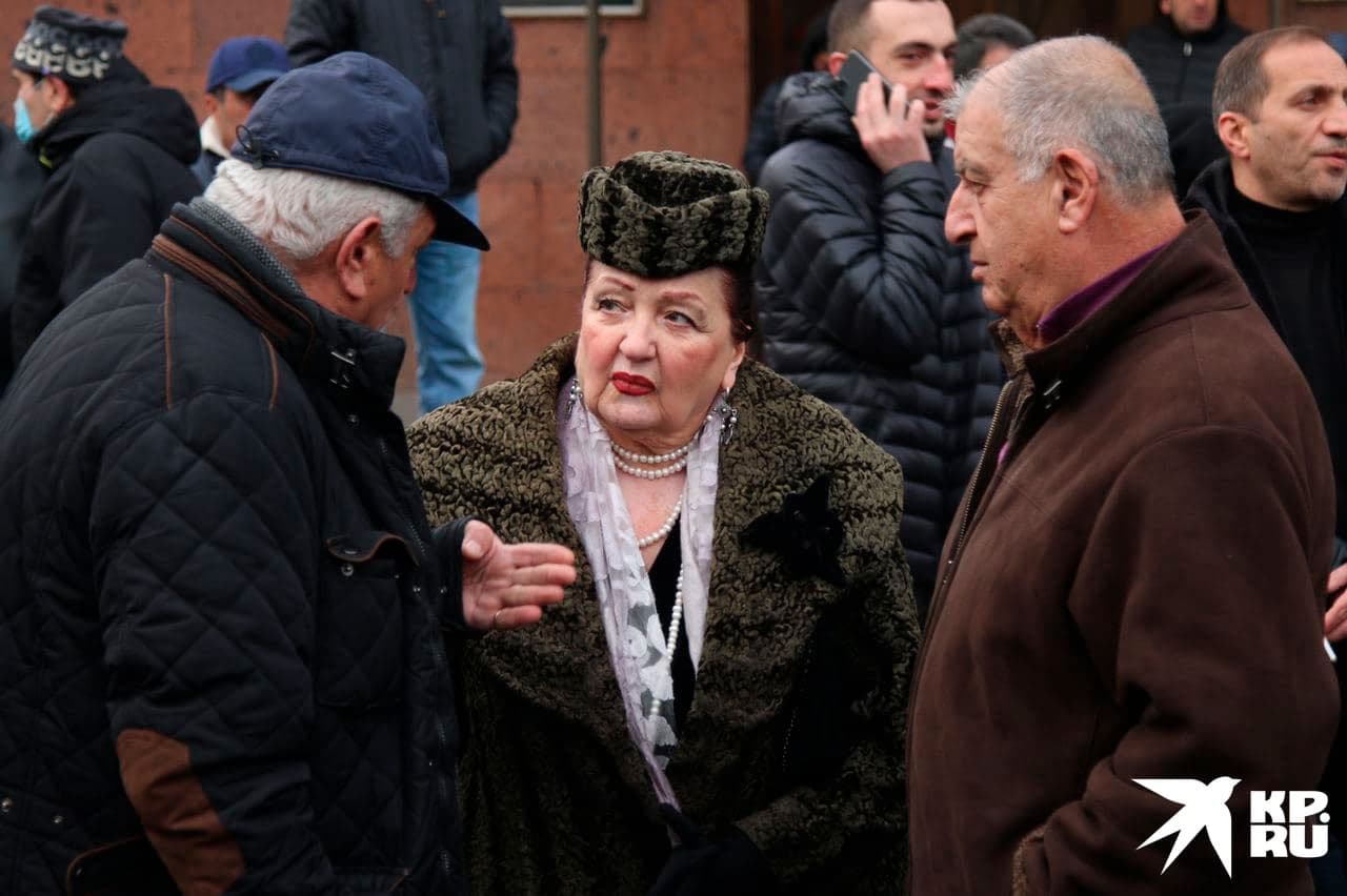 Оба митинга прошли мирно.