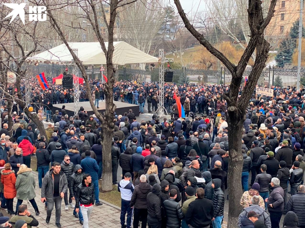 Сцена митинга оппозиции в Ереване.