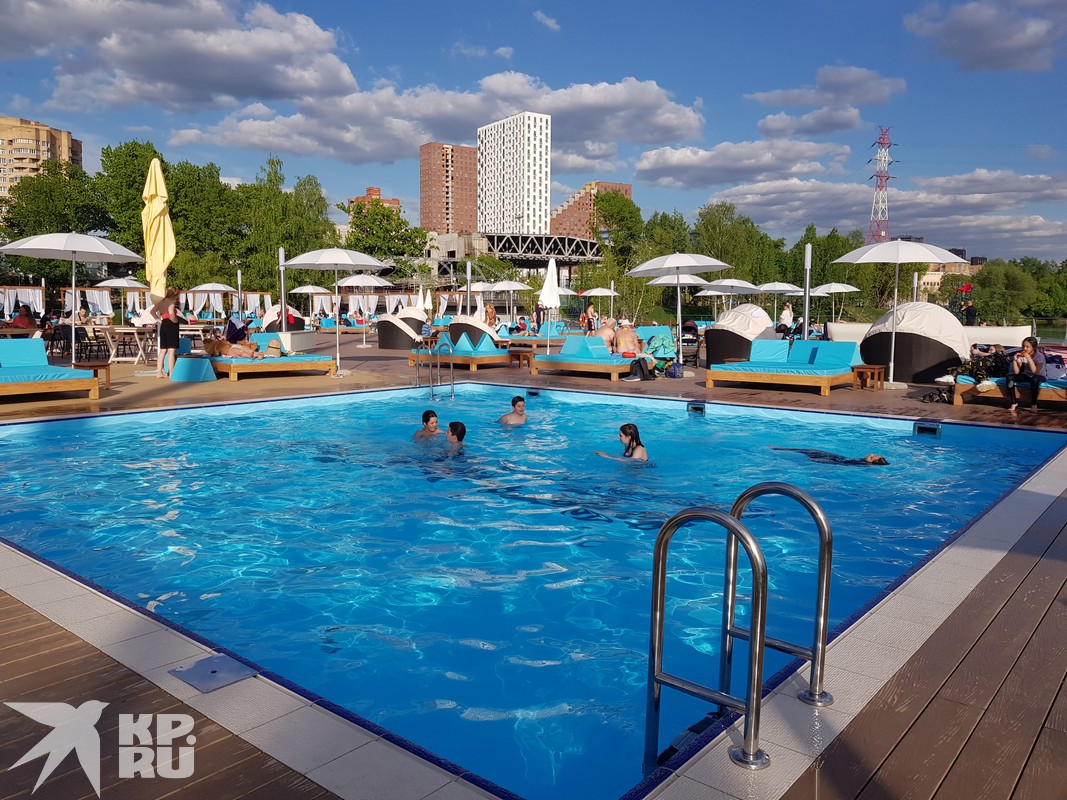 Москвичи могут приходить плавать в открытых бассейнах на территории новой пляжной зоны возле Северного речного вокзала.