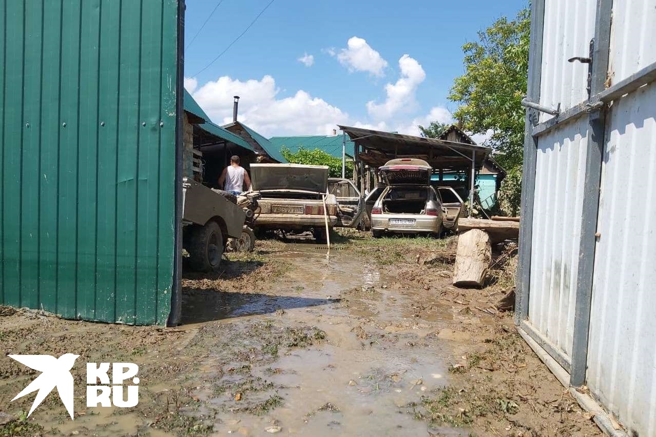Вода зашла во дворы жилых домов.