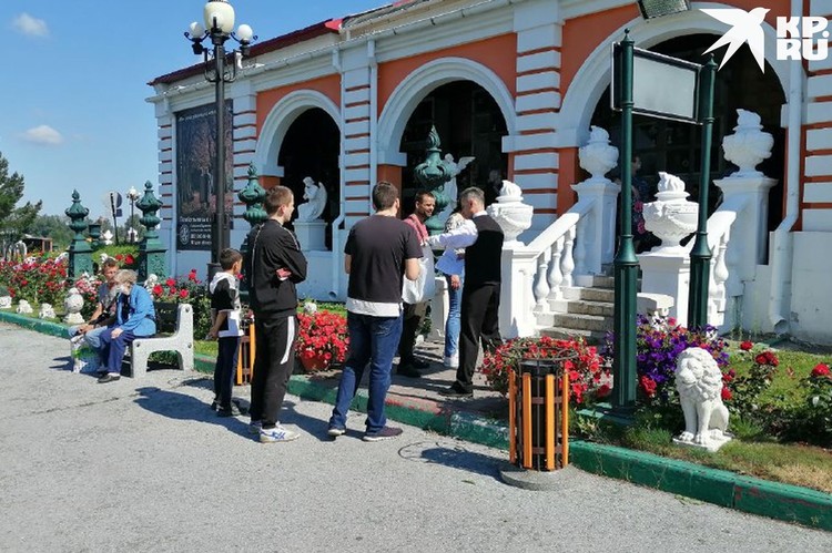 На прощание людей пускают только в определенное время.