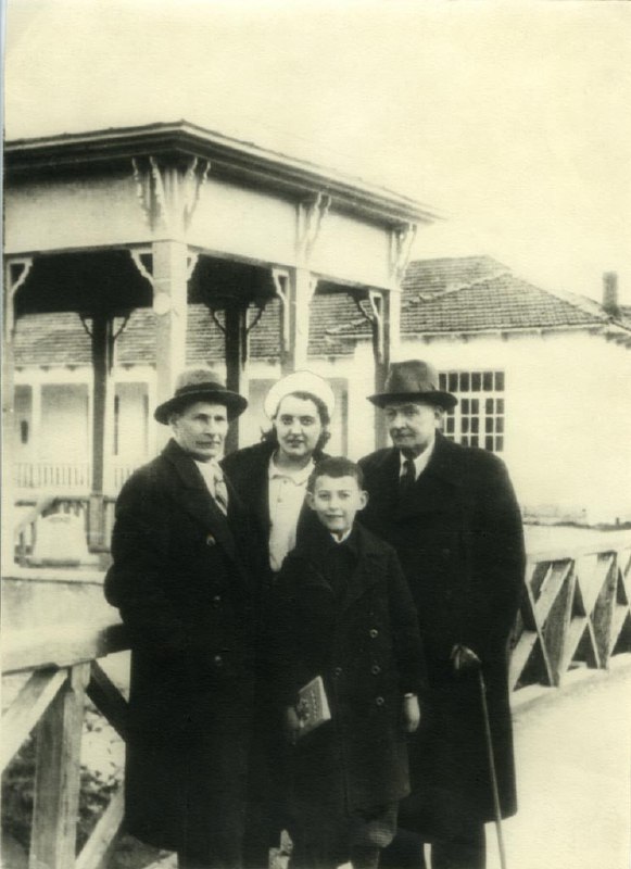 Якуб Колас, Элико Метехели, Марат Индюков, Янка Купала в Цхалтубо. 1941 год. Фото: nlb.by