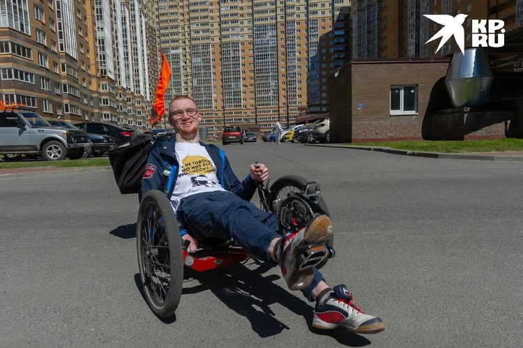 Благодаря картингу и вождению авто Иван уже может обходиться без коляски, поэтому он и спокойно прогулялся до маршрутки.