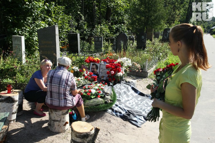 Мама лидера "Короля и шута" у его могилы "Теперь, Мишутка